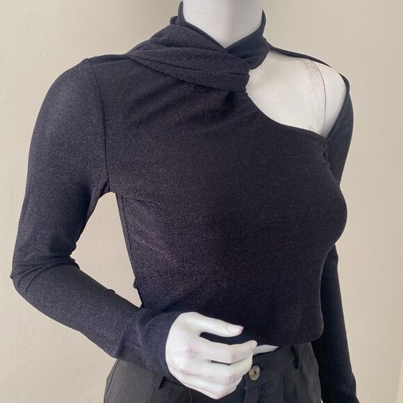 Astr the Label Cropped Long Sleeve Black Shimmer Top w Cut-out Shoulder Detail - Picture 1 of 9